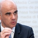 Le coronavirus continue de circuler parmi la population, ce qui justifie de prolonger la loi Covid le 18 juin aux urnes, selon le ministre de la santé Alain Berset (archives).